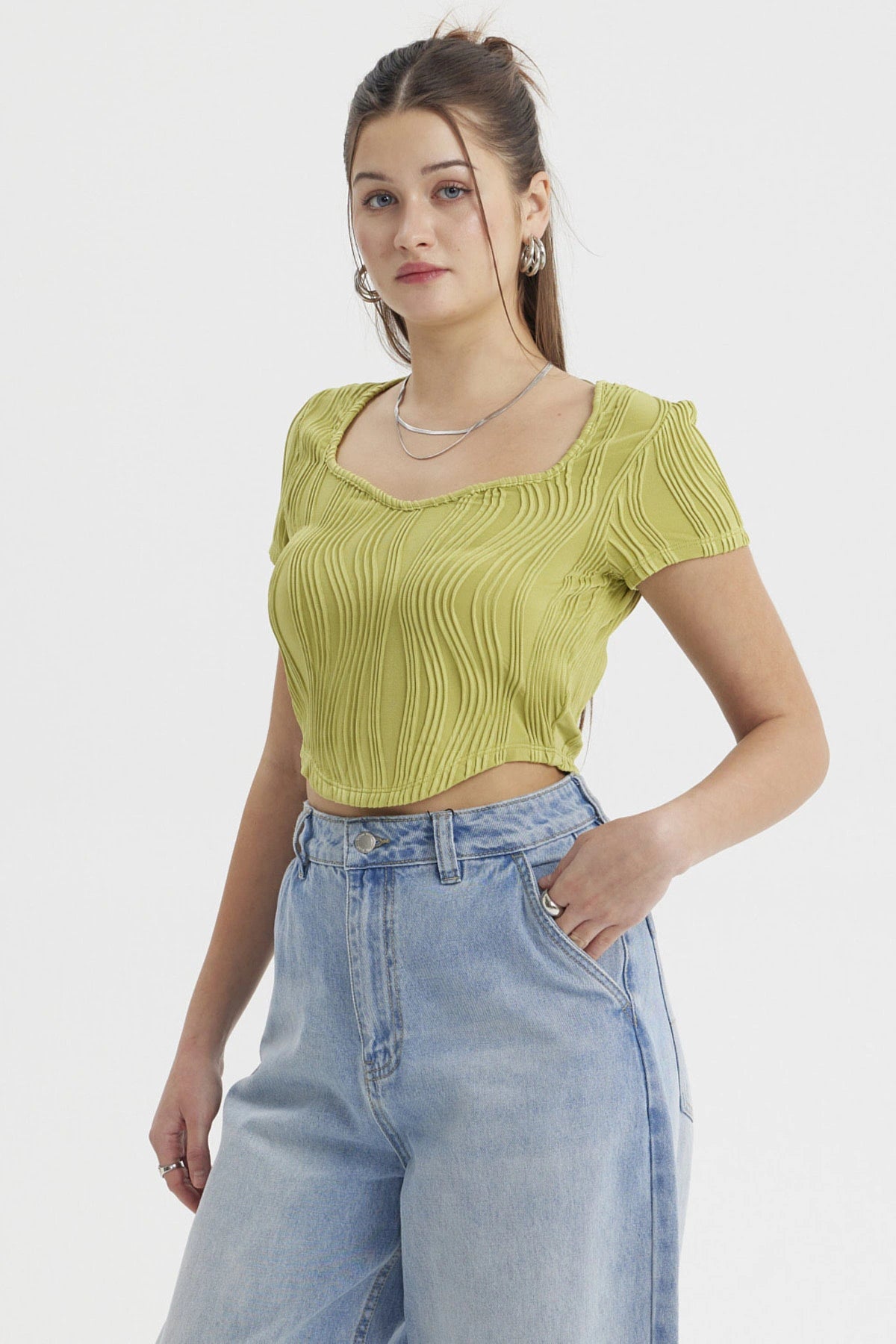 Polera corta verde para mujer con textura ondulada sin estampa lisa y escote redondeado