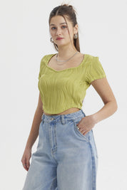 Polera corta verde para mujer con textura ondulada sin estampa lisa y escote redondeado