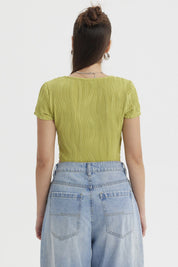 Polera corta verde para mujer con textura ondulada sin estampa lisa y escote redondeado