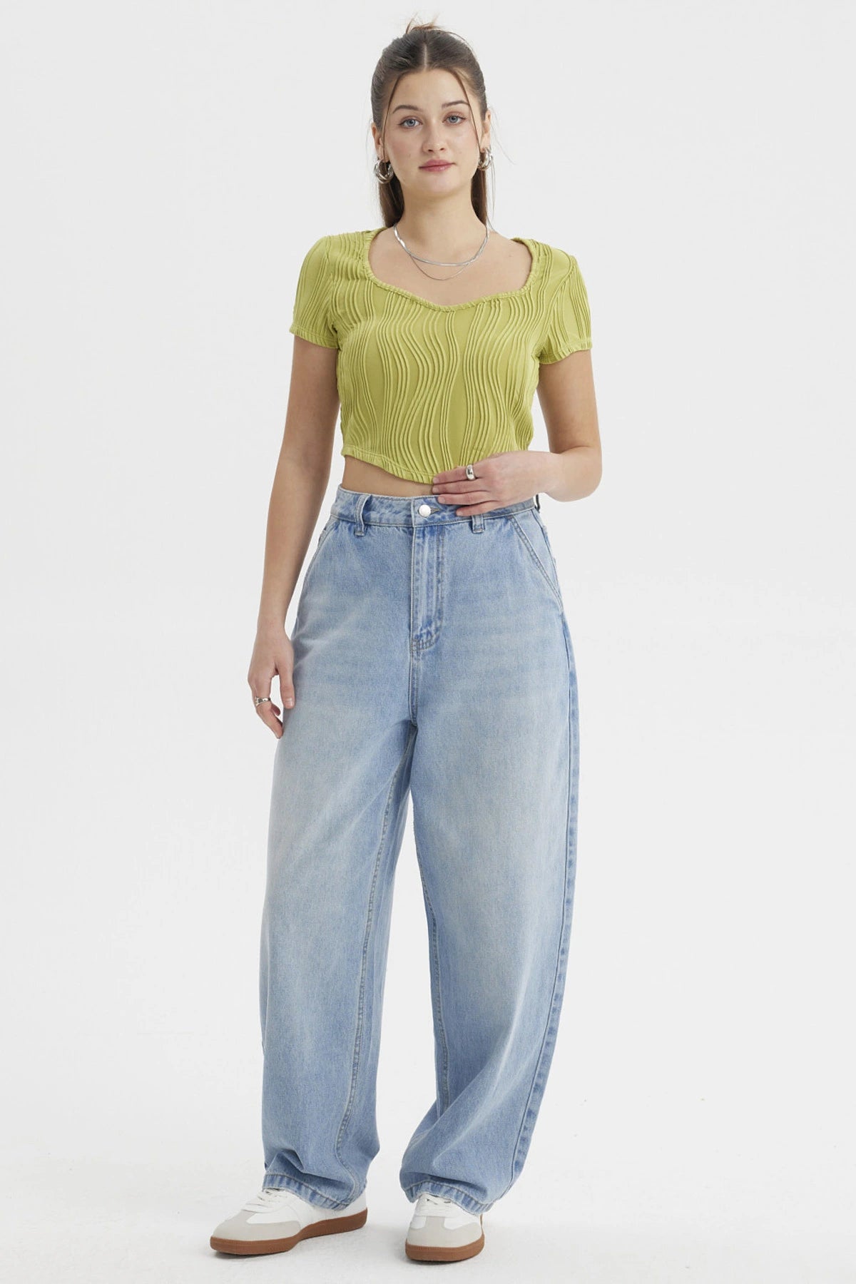 Polera corta verde para mujer con textura ondulada sin estampa lisa y escote redondeado