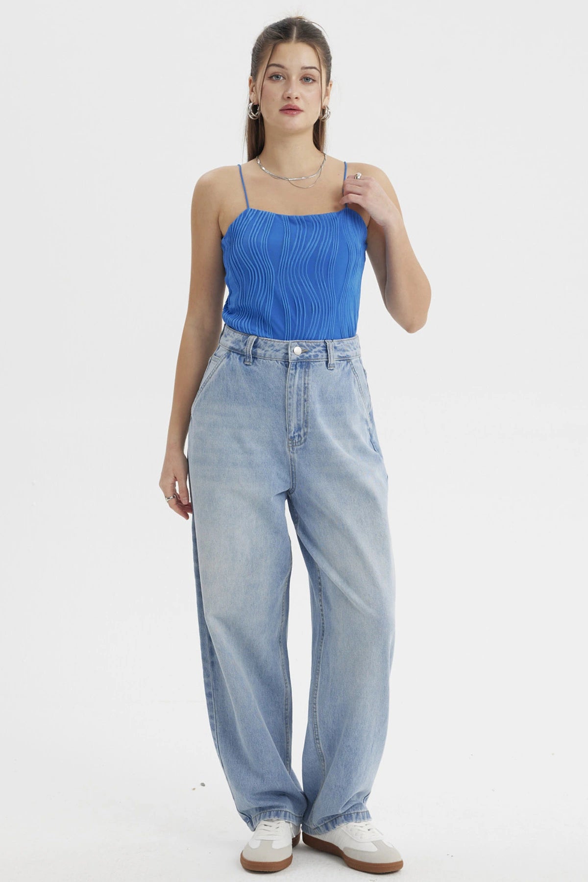Polera mujer pabilo azul con textura ondulada sin estampa lisa ideal para días cálidos y looks casuales