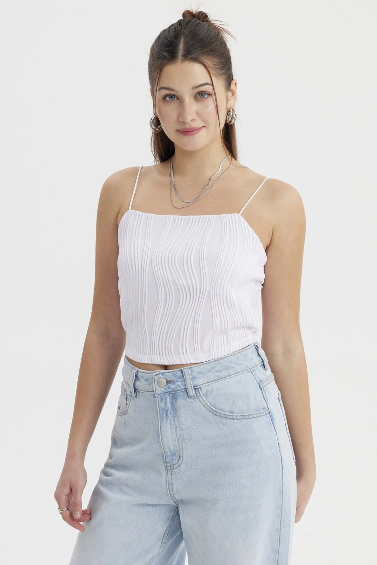 Polera de mujer blanca con textura ondulada sin estampado ni diseño visible