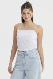 Polera de mujer blanca con textura ondulada sin estampado ni diseño visible