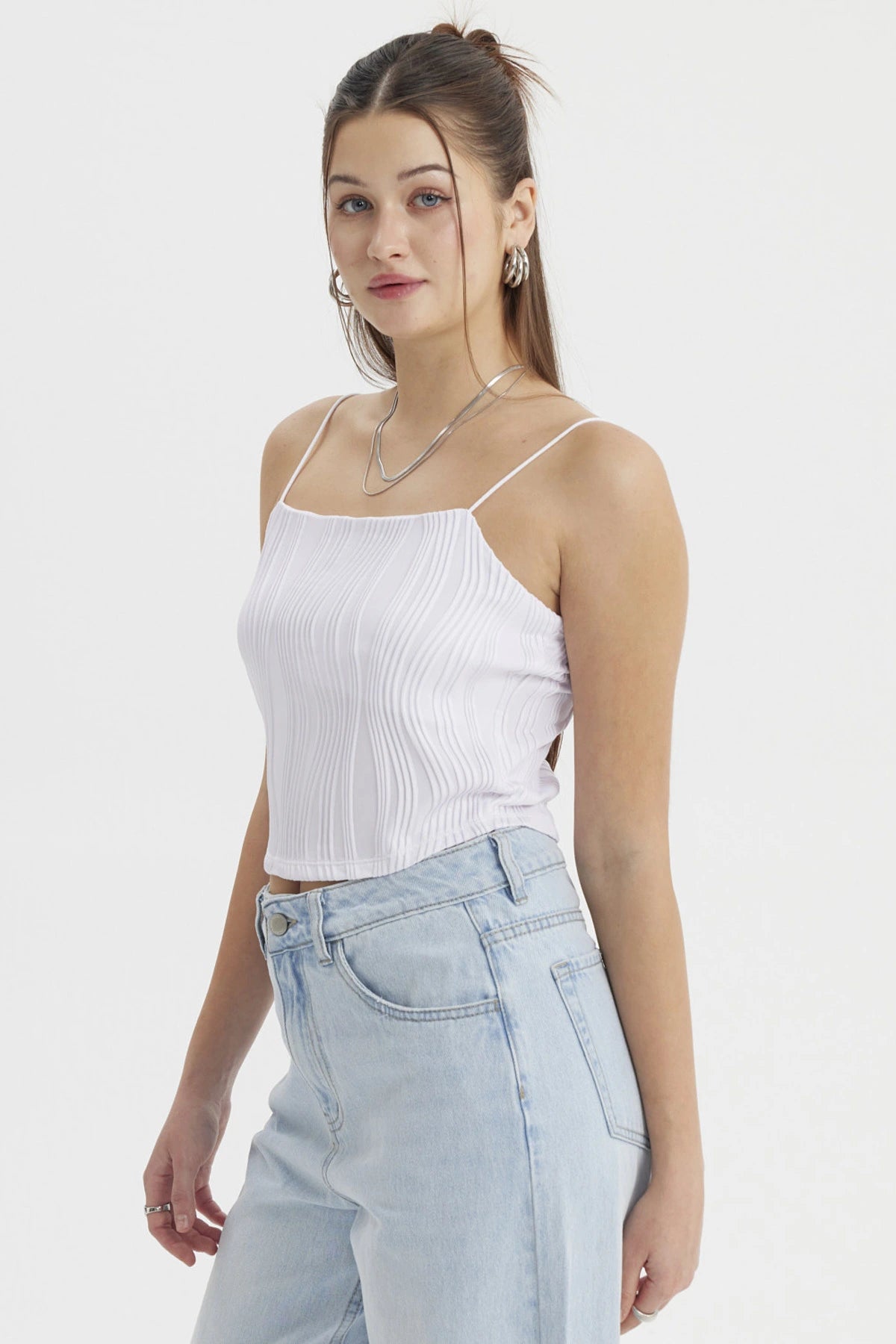 Polera de mujer blanca con textura ondulada sin estampado ni diseño visible