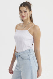 Polera de mujer blanca con textura ondulada sin estampado ni diseño visible