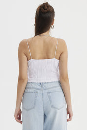 Polera de mujer blanca con textura ondulada sin estampado ni diseño visible