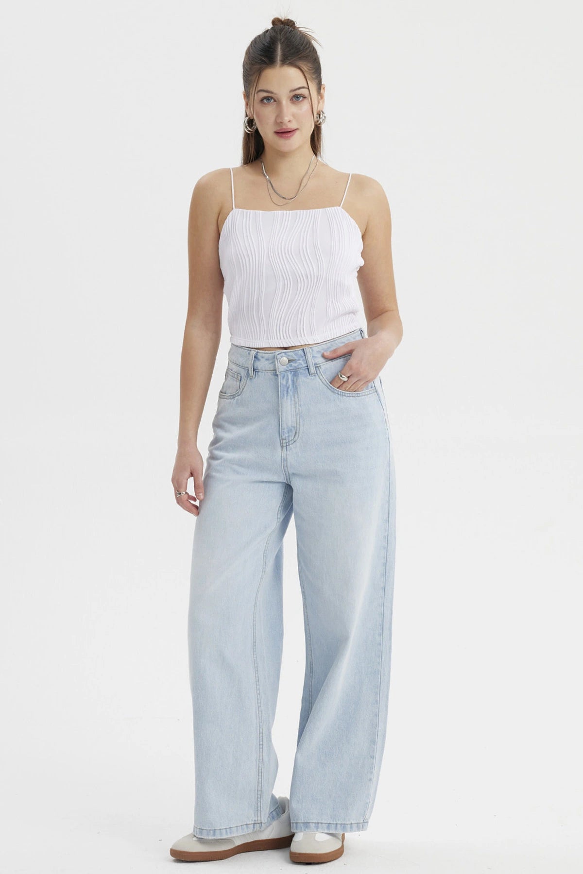 Polera de mujer blanca con textura ondulada sin estampado ni diseño visible