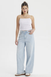Polera de mujer blanca con textura ondulada sin estampado ni diseño visible