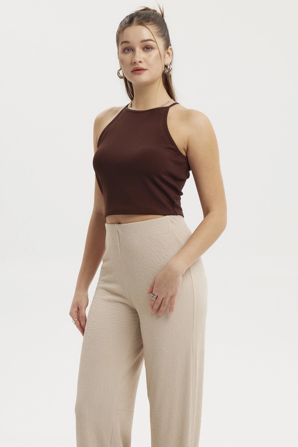 Peto halter café oscuro de mujer sin estampa tejido acanalado diseño ajustado y moderno ideal para el verano