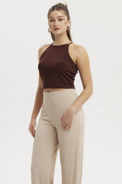 Peto halter café oscuro de mujer sin estampa tejido acanalado diseño ajustado y moderno ideal para el verano