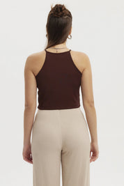 Peto halter café oscuro de mujer sin estampa tejido acanalado diseño ajustado y moderno ideal para el verano