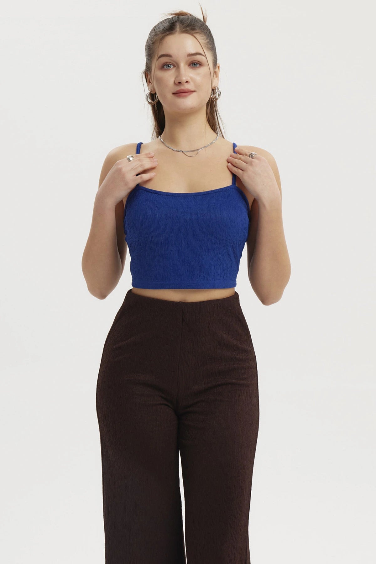 Peto azul de mujer con pabilo y cierre en la espalda diseño liso ideal para combinar en un look casual y fresco