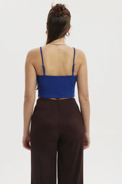 Peto azul de mujer con pabilo y cierre en la espalda diseño liso ideal para combinar en un look casual y fresco