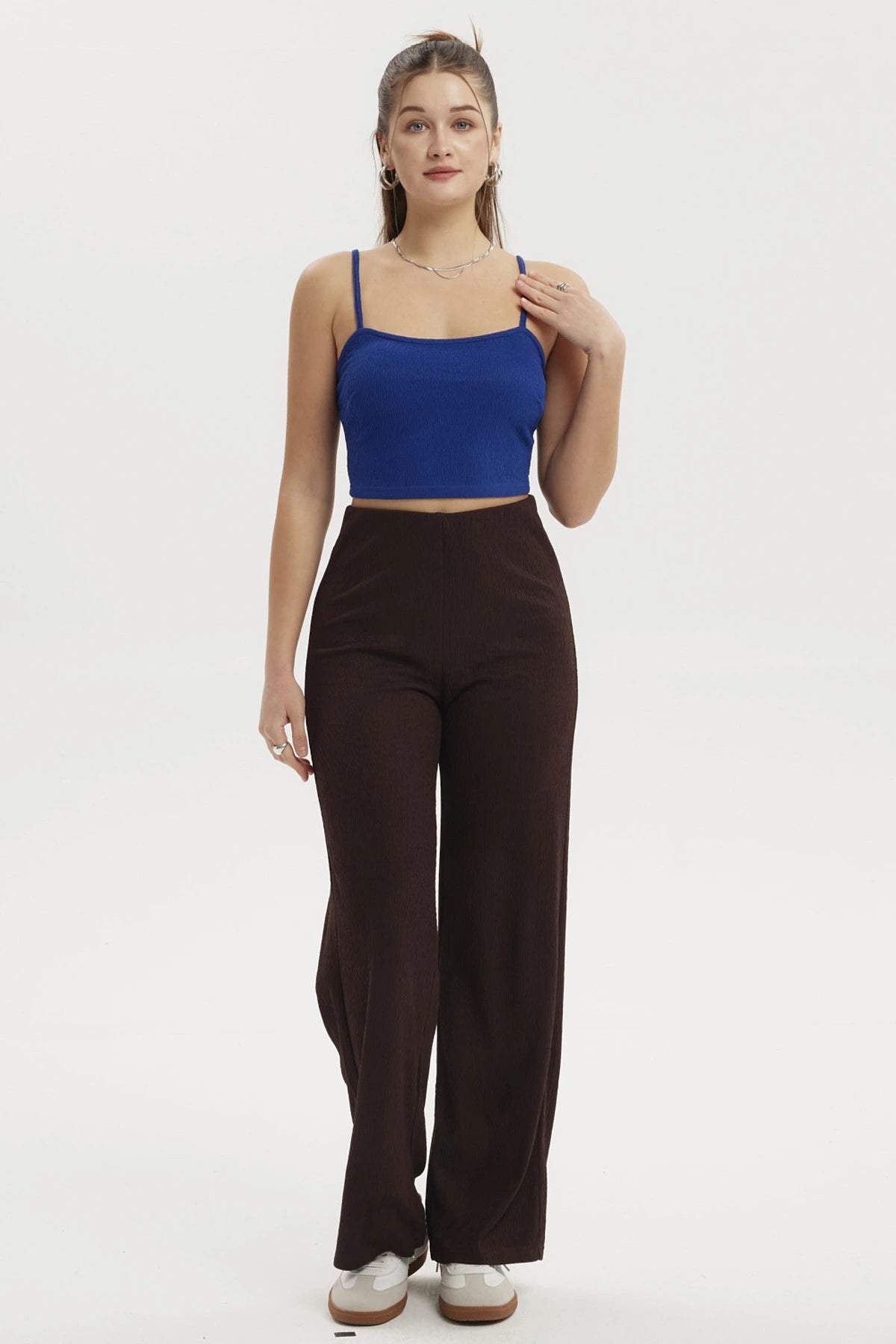 Peto azul de mujer con pabilo y cierre en la espalda diseño liso ideal para combinar en un look casual y fresco