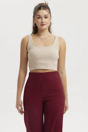 Peto beige sin mangas con pinzas en el escote prenda lisa ideal para un look casual y fresco