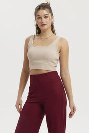 Peto beige sin mangas con pinzas en el escote prenda lisa ideal para un look casual y fresco