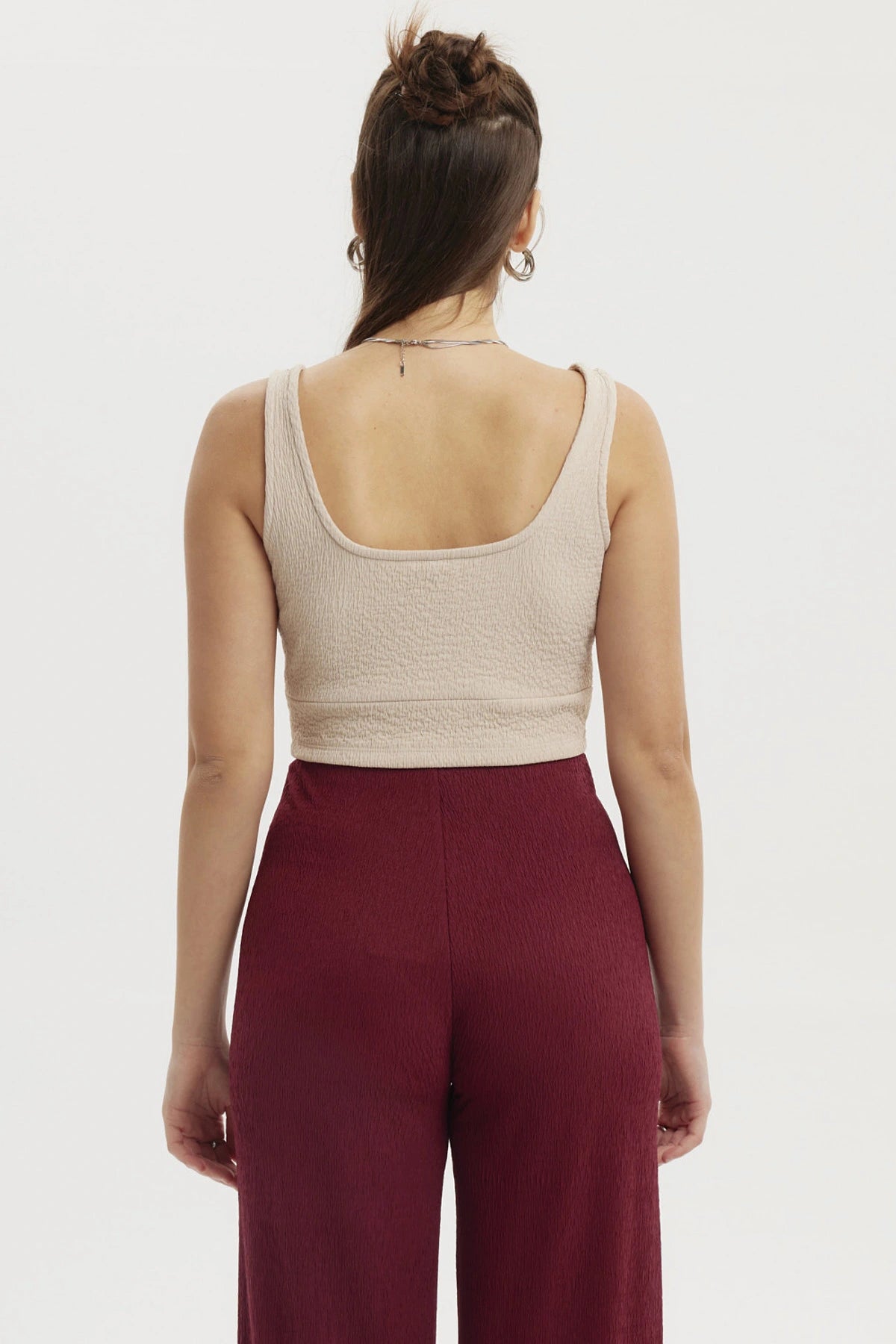 Peto beige sin mangas con pinzas en el escote prenda lisa ideal para un look casual y fresco