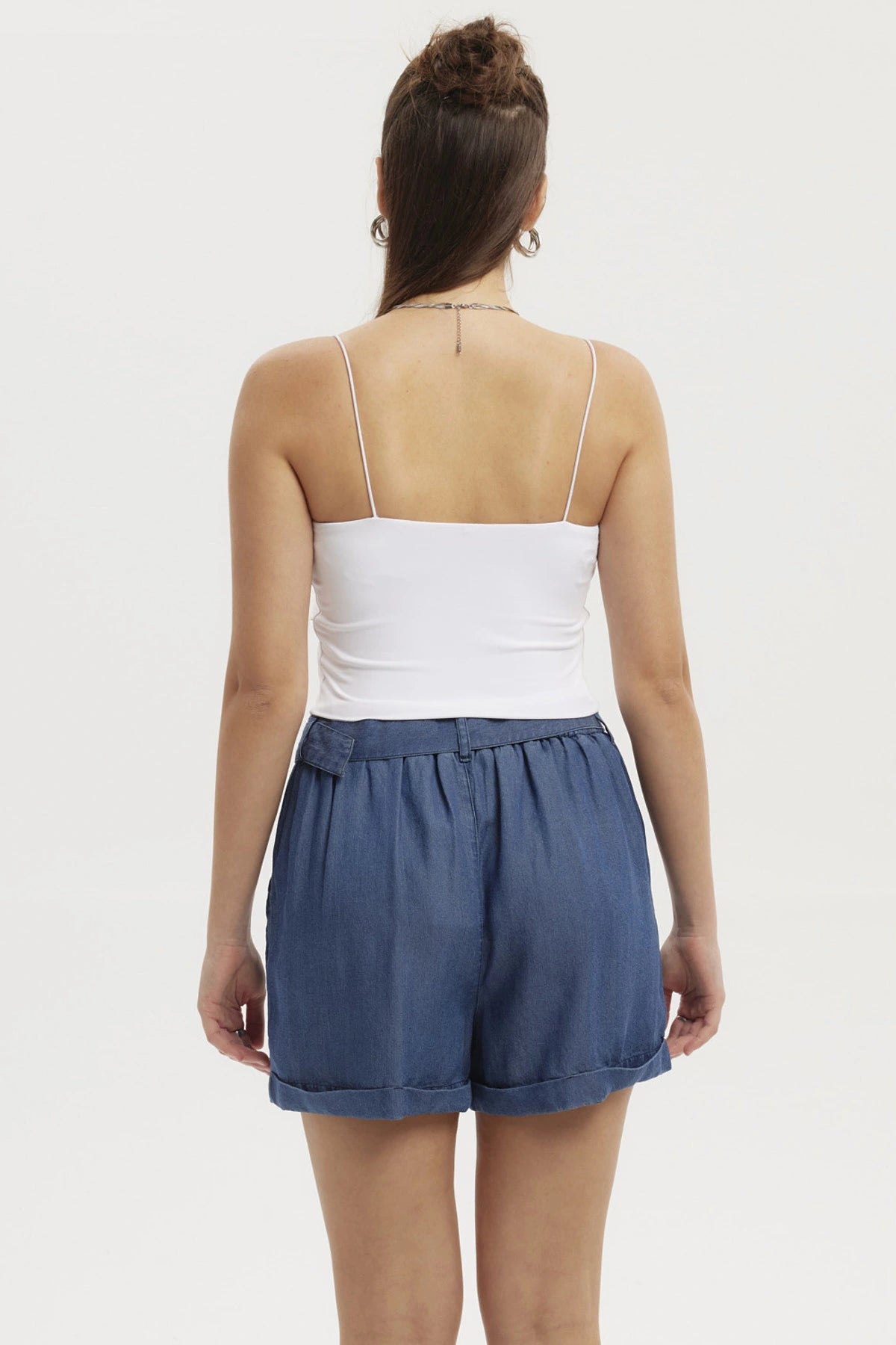 Peto blanco liso para mujer con tirantes delgados y corte crop ajuste cómodo y versátil sin estampa