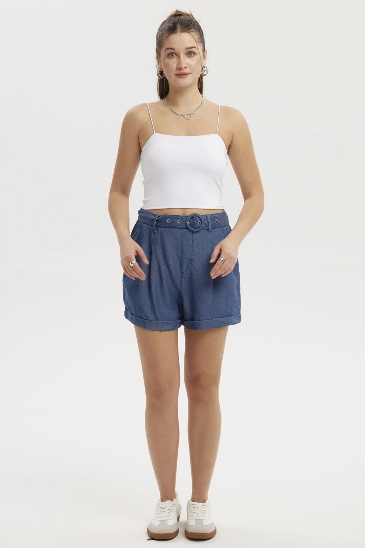 Peto blanco liso para mujer con tirantes delgados y corte crop ajuste cómodo y versátil sin estampa