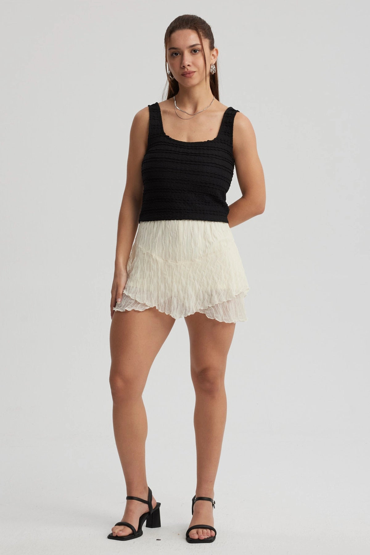 Short Mujer Panal Y Vuelos Beige