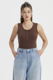 Polera mujer café sin mangas con botones pequeños al frente diseño sencillo y ajustado sin estampa visible