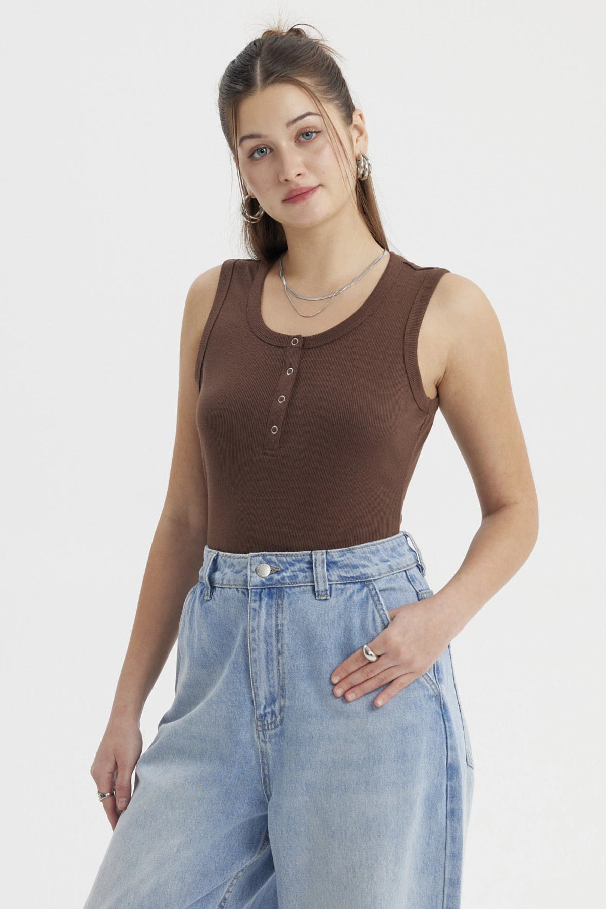 Polera mujer café sin mangas con botones pequeños al frente diseño sencillo y ajustado sin estampa visible