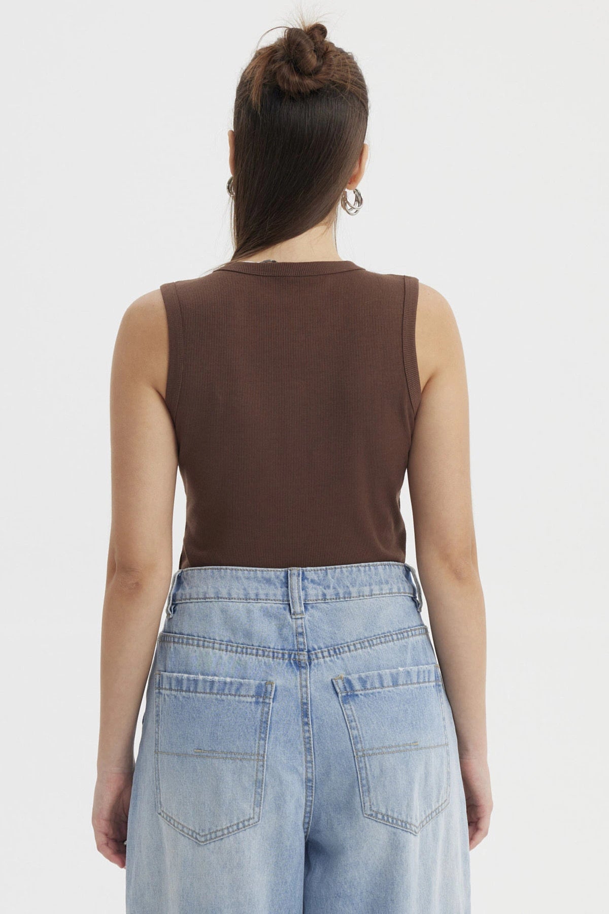 Polera mujer café sin mangas con botones pequeños al frente diseño sencillo y ajustado sin estampa visible