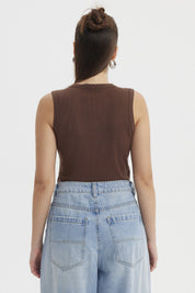 Polera mujer café sin mangas con botones pequeños al frente diseño sencillo y ajustado sin estampa visible