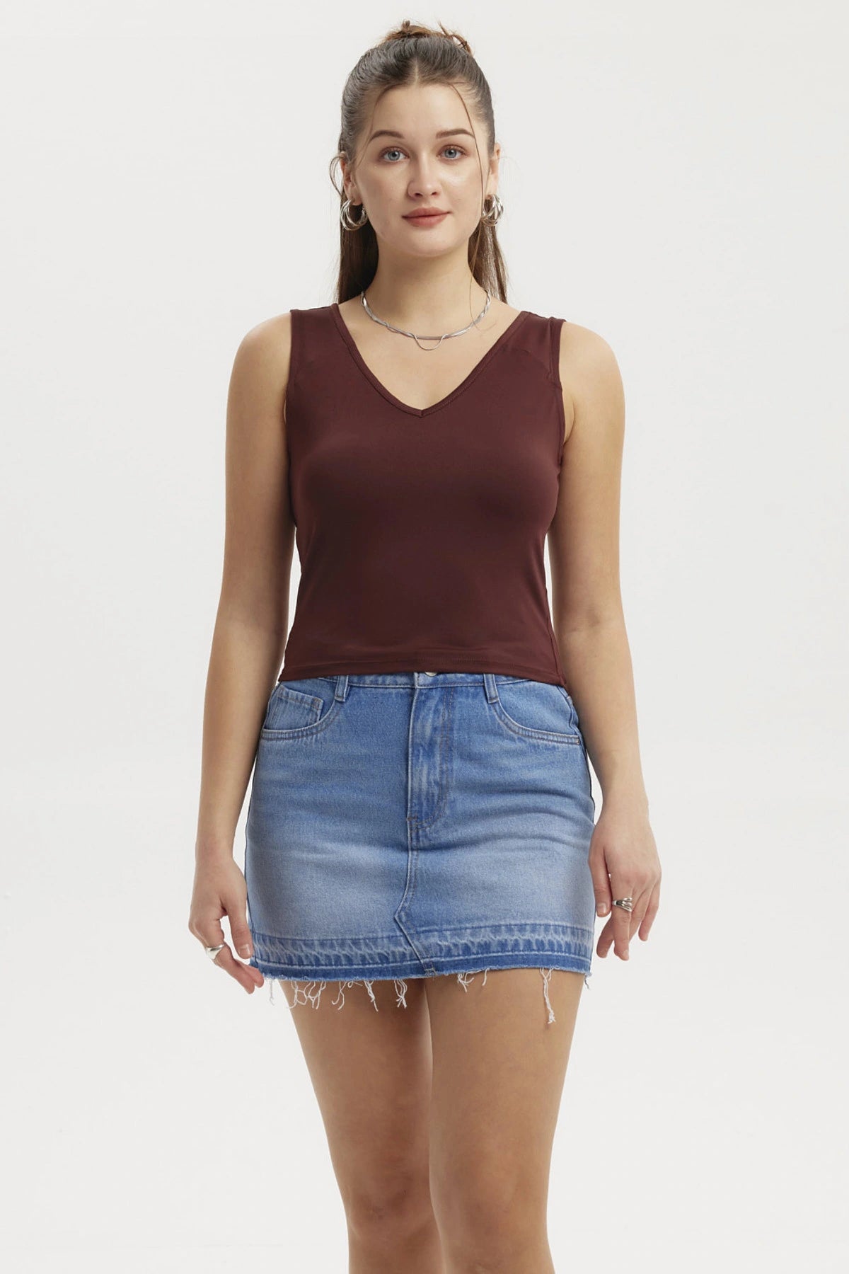Polera mujer lisa café sin mangas de corte ajustado y cuello en V sin estampado