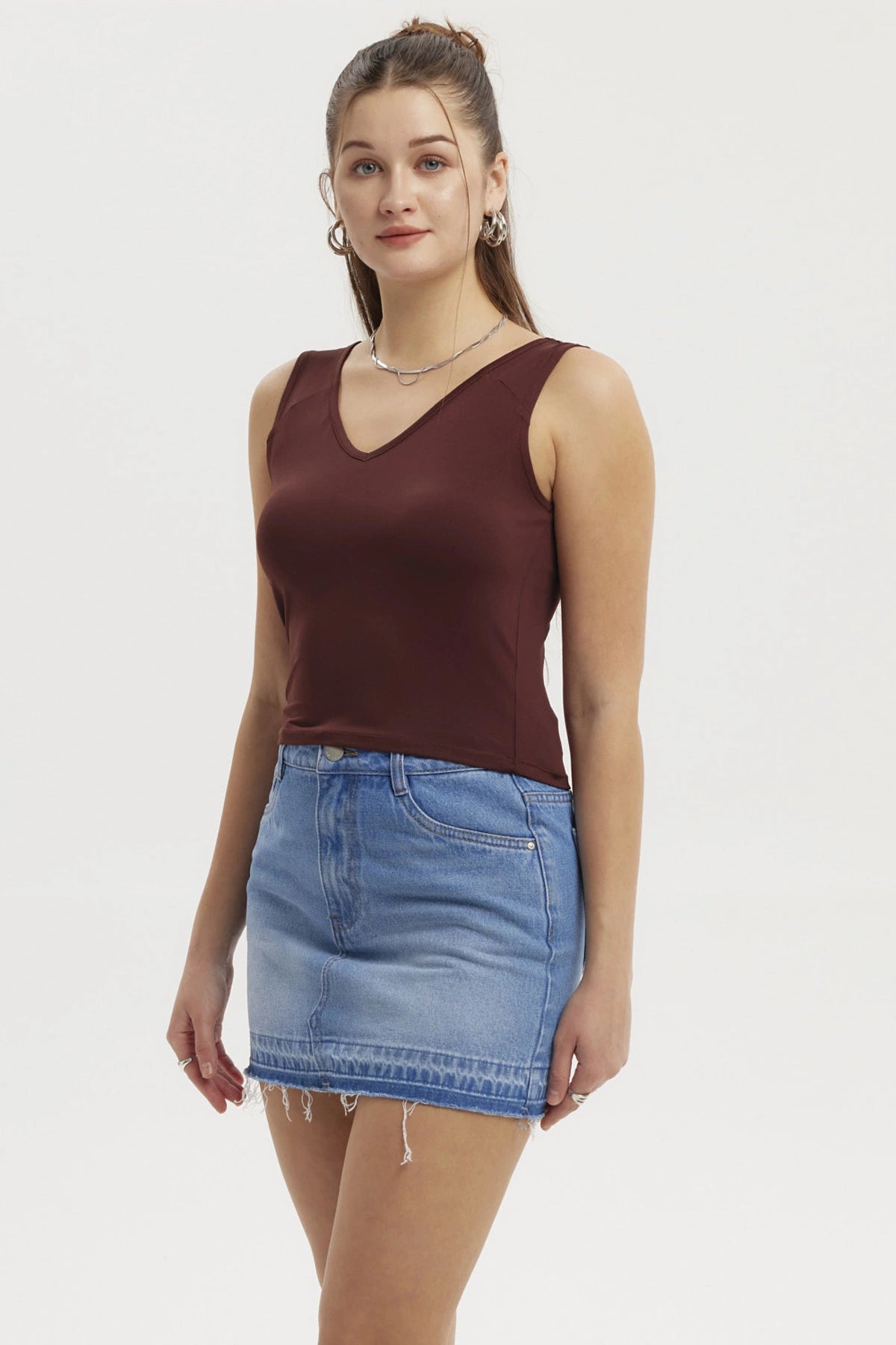 Polera mujer lisa café sin mangas de corte ajustado y cuello en V sin estampado