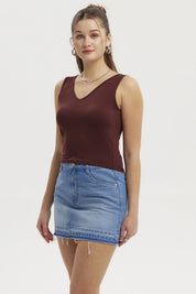 Polera mujer lisa café sin mangas de corte ajustado y cuello en V sin estampado