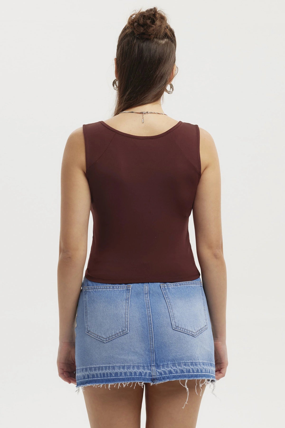 Polera mujer lisa café sin mangas de corte ajustado y cuello en V sin estampado