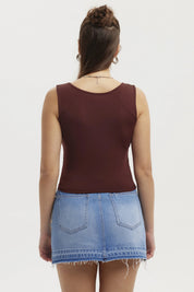 Polera mujer lisa café sin mangas de corte ajustado y cuello en V sin estampado