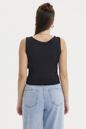 Polera mujer lisa negra sin mangas ajustada al cuerpo perfecta para combinar con jeans en un look casual