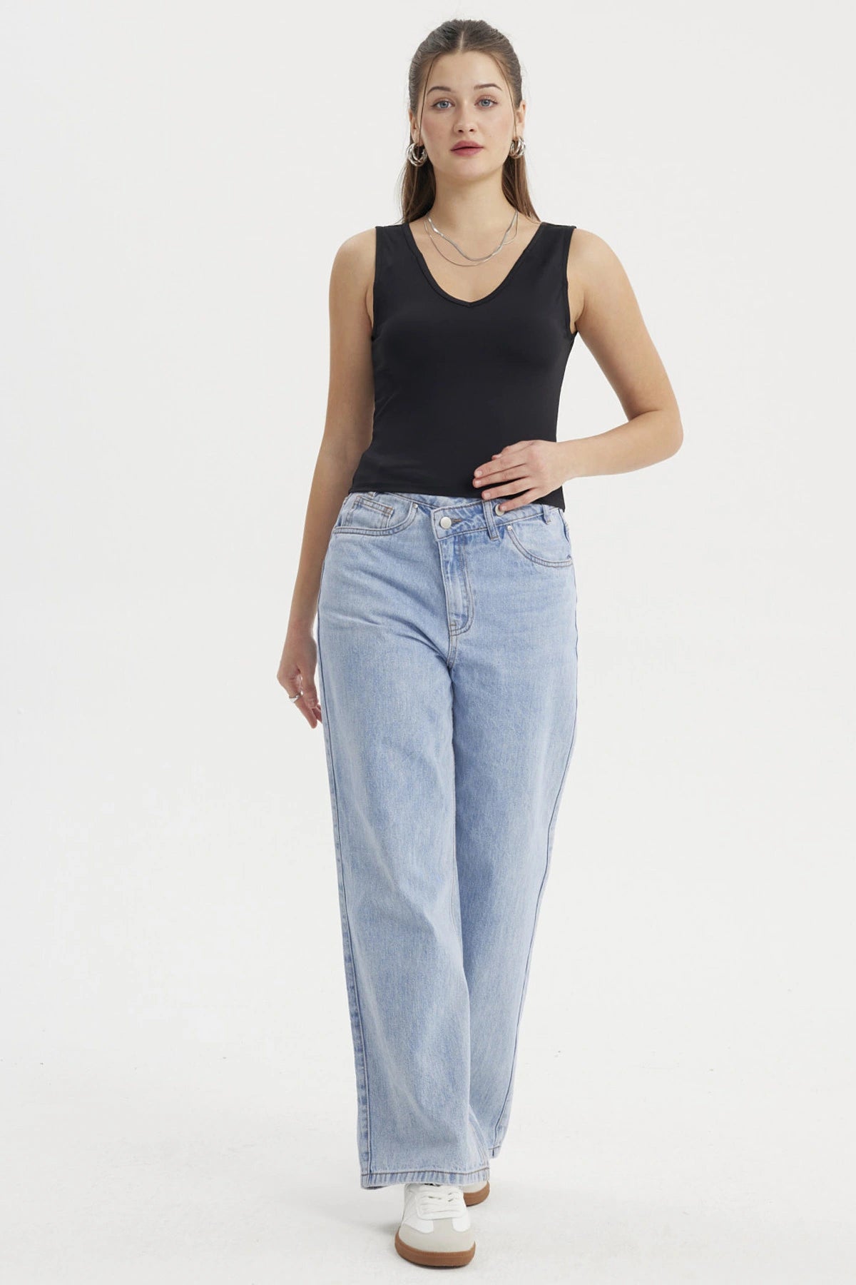 Polera mujer lisa negra sin mangas ajustada al cuerpo perfecta para combinar con jeans en un look casual