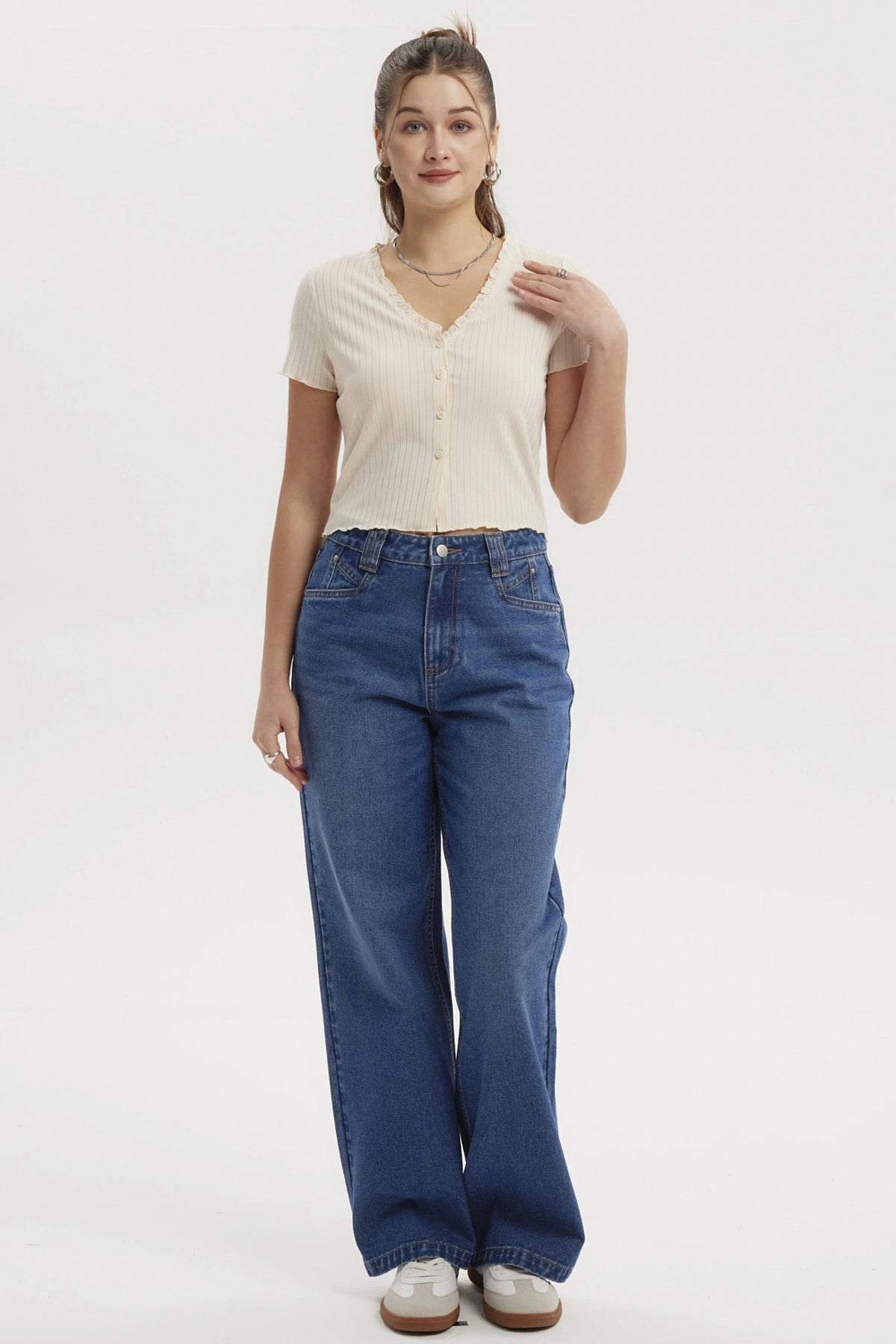 Polera crema de mujer con vuelos en el cuello y botones frontales diseño acanalado lisa elegante y casual