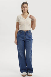 Polera crema de mujer con vuelos en el cuello y botones frontales diseño acanalado lisa elegante y casual