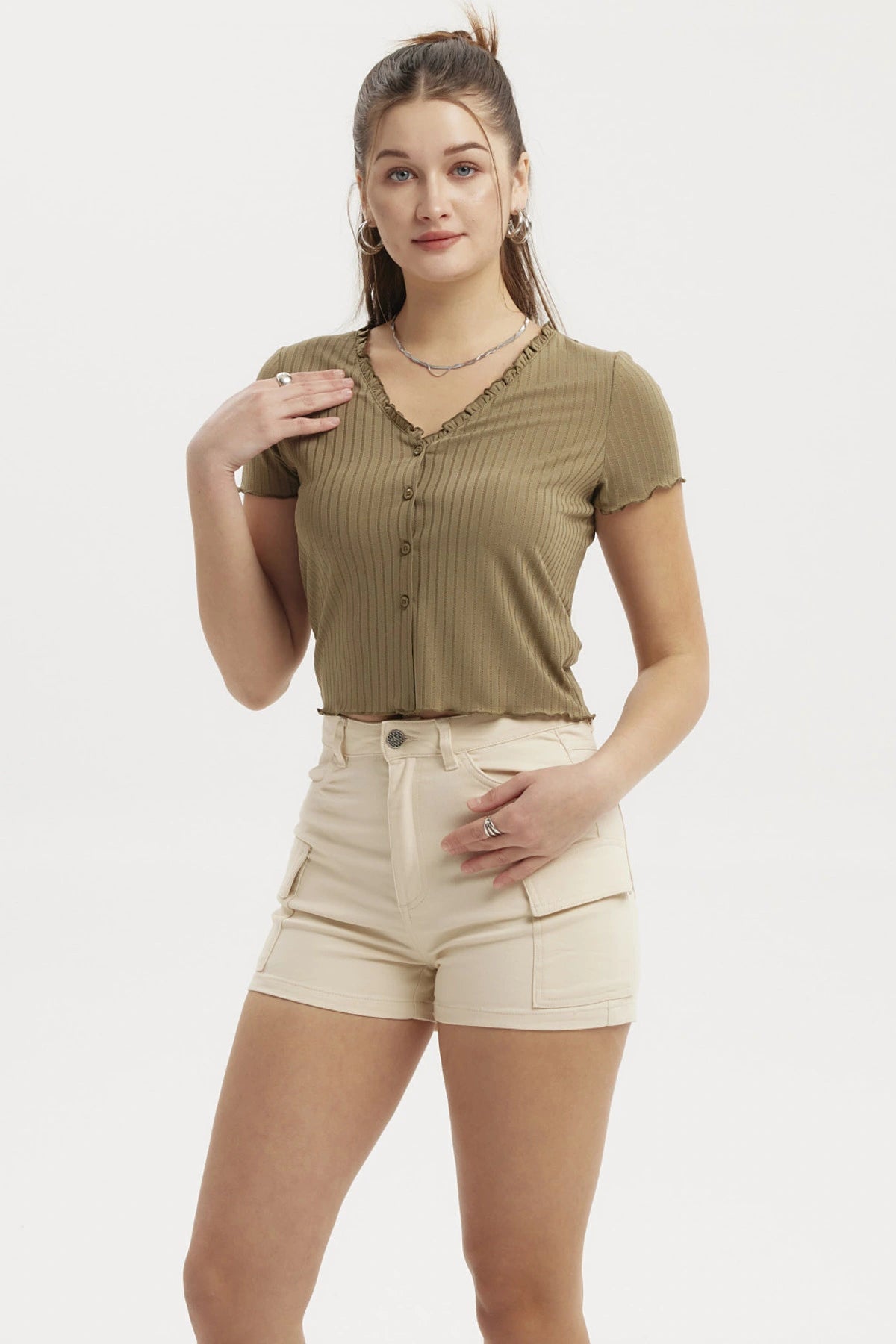 Polera verde claro de mujer con vuelos y botones al frente lisa sin estampa