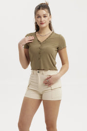 Polera verde claro de mujer con vuelos y botones al frente lisa sin estampa