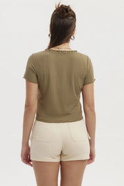 Polera verde claro de mujer con vuelos y botones al frente lisa sin estampa