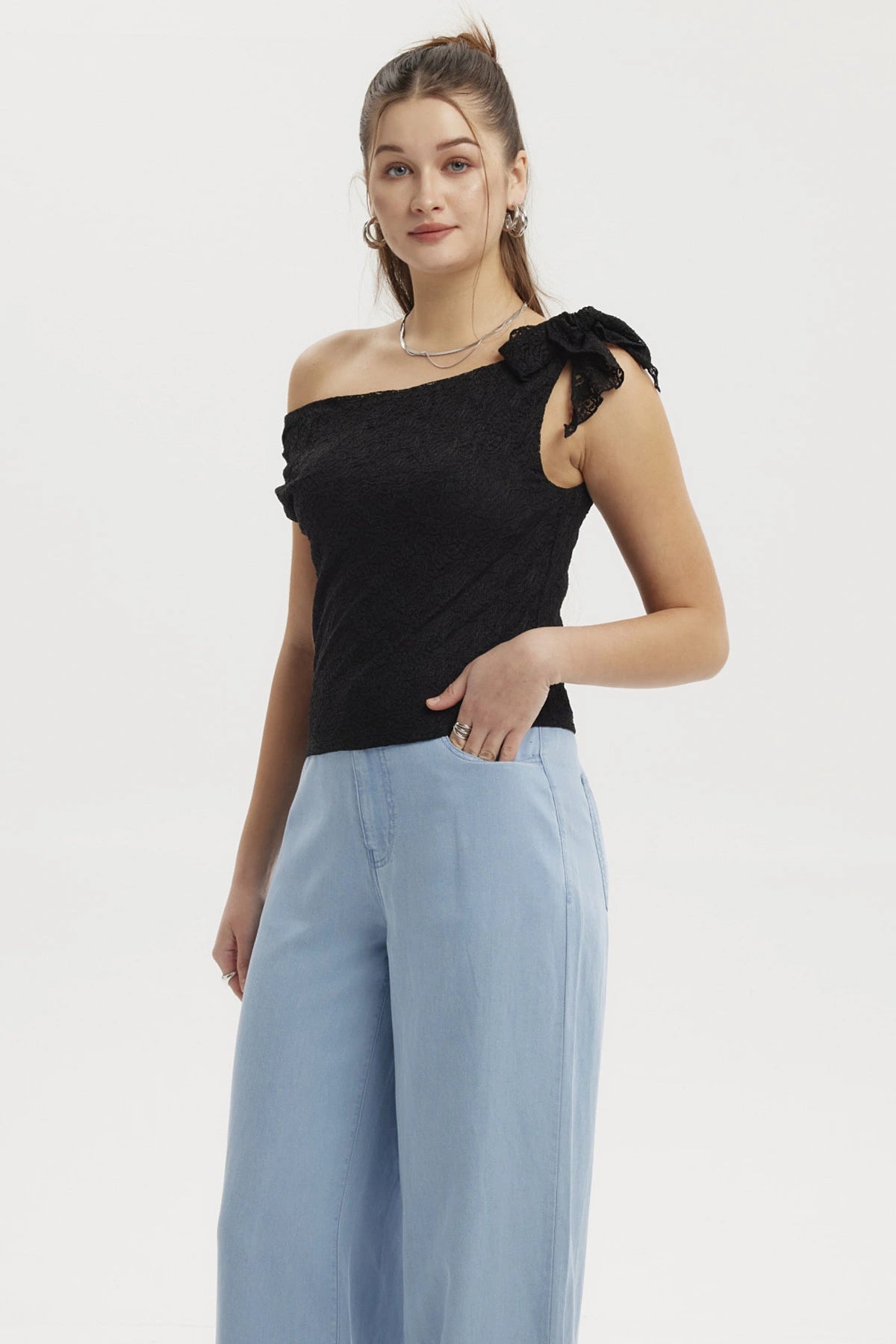 Polera Mujer Encaje Cuello Asimétrico Negro