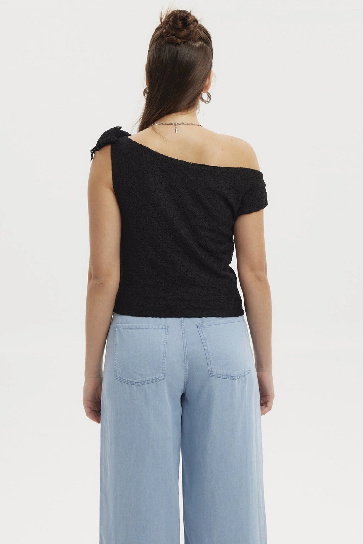 Polera Mujer Encaje Cuello Asimétrico Negro