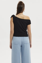 Polera Mujer Encaje Cuello Asimétrico Negro