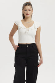 Polera blanca de mujer con cuello de vuelos y detalle de lazo en el centro diseño liso elegante y femenino