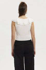 Polera blanca de mujer con cuello de vuelos y detalle de lazo en el centro diseño liso elegante y femenino