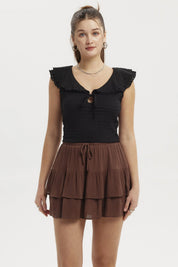Polera negra sin mangas para mujer con cuello de vuelos y pequeño corte frontal en el pecho prenda lisa elegante