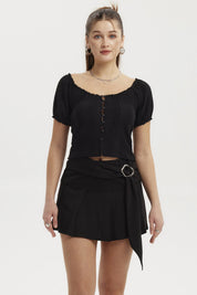 Polera negra de mujer con escote globo y botones al frente sin estampa