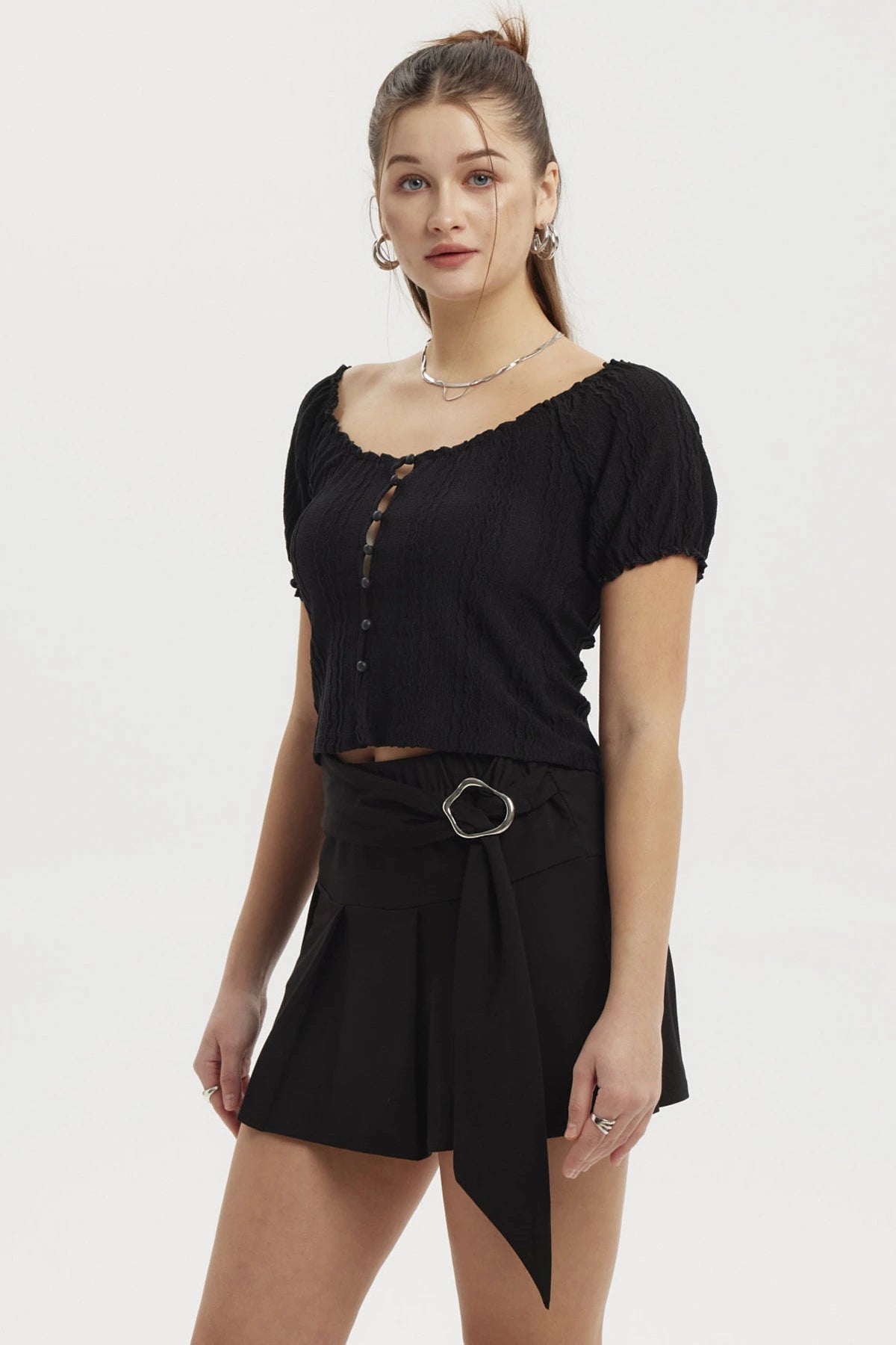 Polera negra de mujer con escote globo y botones al frente sin estampa