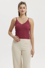 Peto magenta mujer con encaje en escote sin estampas texturizado de tirantes ideal para combinar con pantalones claros