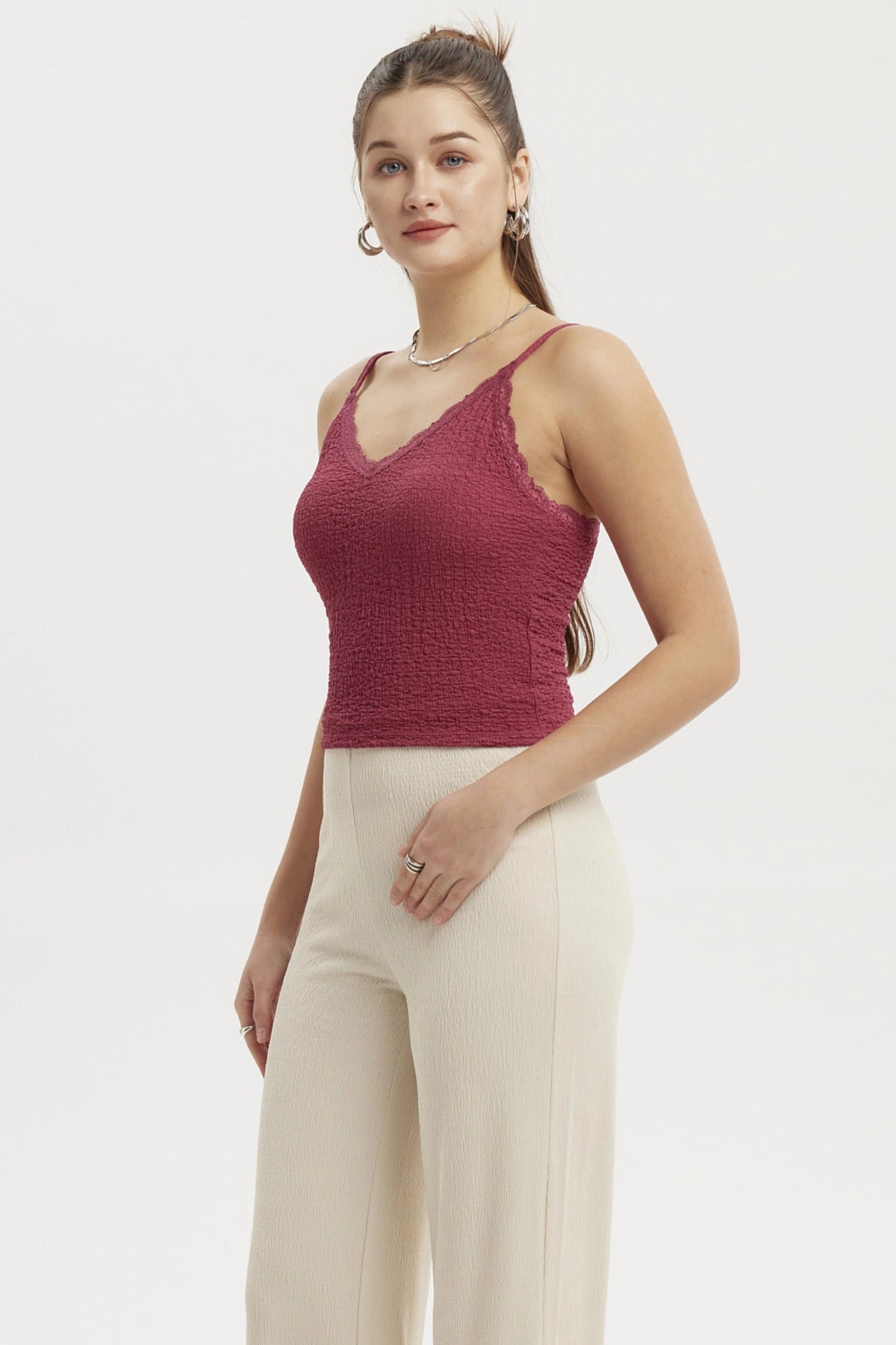 Peto magenta mujer con encaje en escote sin estampas texturizado de tirantes ideal para combinar con pantalones claros